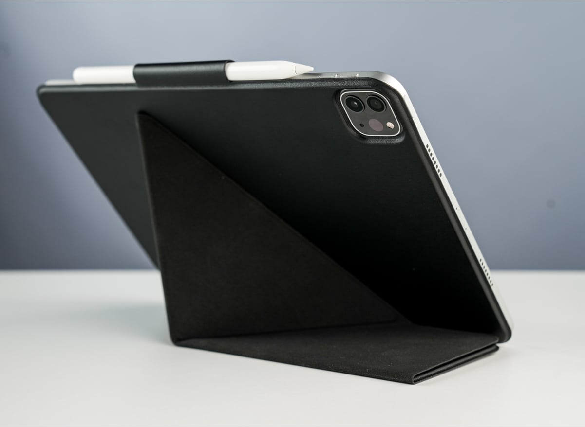 Strap snugs the apple pencil close to the tablet Strap snugs the Apple Pencil close to the tablet